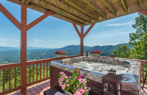 Old Fort House | Above the Clouds Log Cabin, Hot Tub & Views!