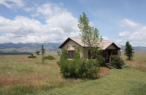 Pray Cabin | Absaroka Cabins - Rustic, Carefully Restored Cabins In The Paradise Valley