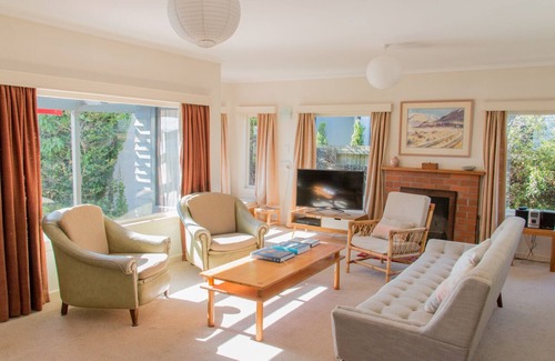 Two Mile Bay House | Absolute lakefront holiday house