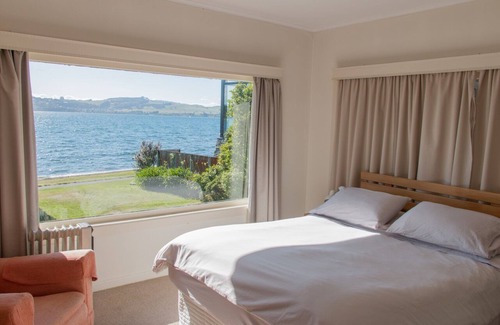 Two Mile Bay House | Absolute lakefront holiday house