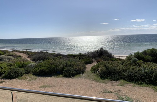Moonta Bay Apartment | Absolute Beachfront on the cliff with easy stair access to the beach (BYO LINEN)