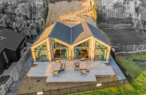 Hilltop House | Absolute Lakefront House