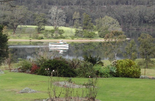 Longreach Ski Chalet | Absolute Waterfront - Grevillea Chalet At Shoalhaven Lodge
