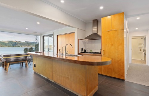 Warrington House | Absolute waterfront retreat with outstanding views, just 15 min north of Dunedin