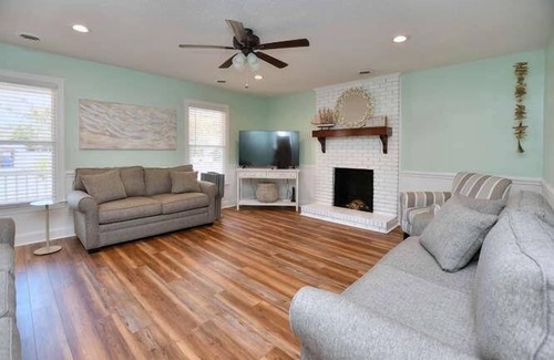 Yaupon Beach House | Absolutely Beautiful 3 BR/2.5 BA Beach Cottage-1 Minute to BEACH-PETS-Sleeps 8