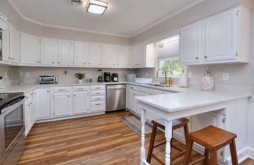 Yaupon Beach House | Absolutely Beautiful 3 BR/2.5 BA Beach Cottage-1 Minute to BEACH-PETS-Sleeps 8