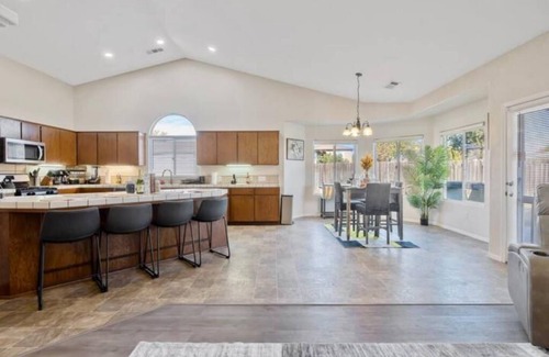Visalia House | Abundant 3B/2b House Pet Friendly