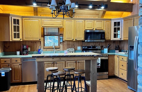 Beech Mountain Cabin | Abundant Acres Retreat 5 minutes from first chair on Beech Mountain, sleeps 9