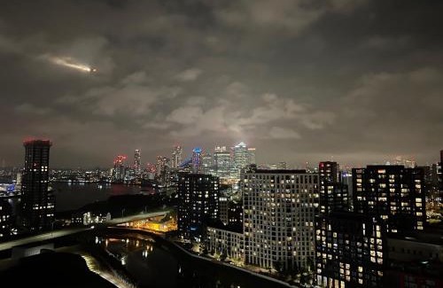 Canning Town South Apartment | AC Luxe Penthouse with Free Parking
