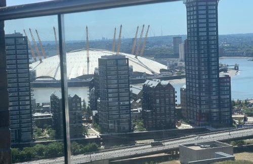 Canning Town South Apartment | AC Luxe Penthouse with Free Parking