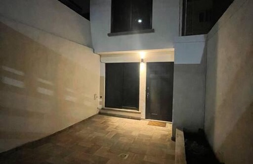Leon House | Acacia Morada