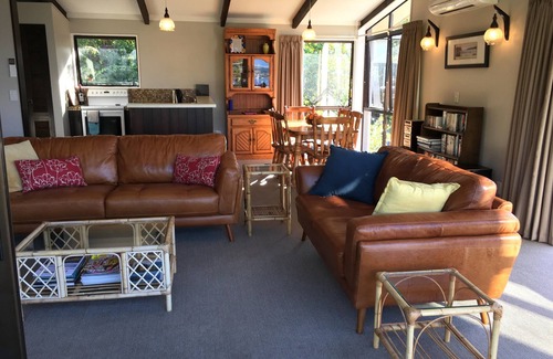 Acacia Bay Cottage | Acacia View at No. 3 - Acacia Bay Holiday Home