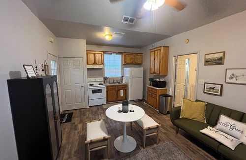 Brenham House | Academy Guest House Historic Brenham Pet Friendly