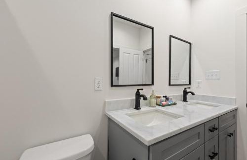 Lafayette Villa | Acadian House KING Bed Garage Arcade 85 TV