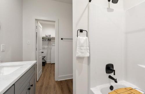 Lafayette Villa | Acadian House KING Bed Garage Arcade 85 TV