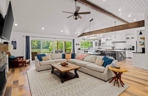 Bella Vista House | Access to lake & trails with HOT TUB!