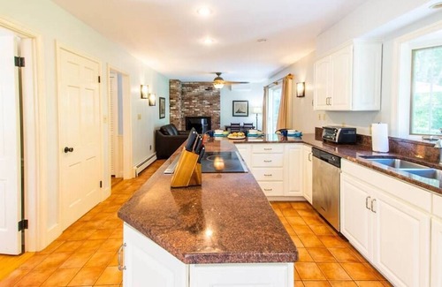 North Falmouth House | Access to Wing Pond & Walking Trails!