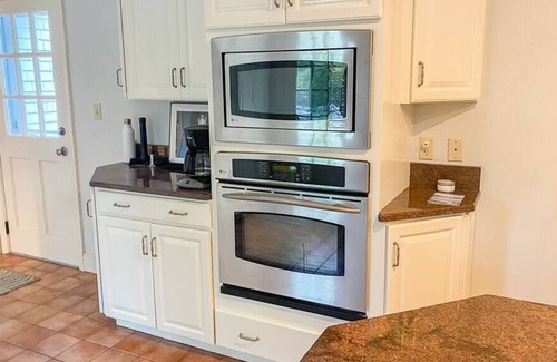 North Falmouth House | Access to Wing Pond & Walking Trails!