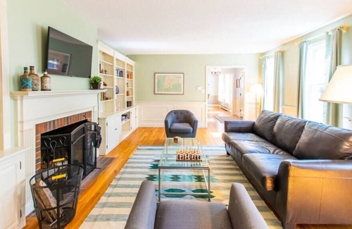 North Falmouth House | Access to Wing Pond & Walking Trails!