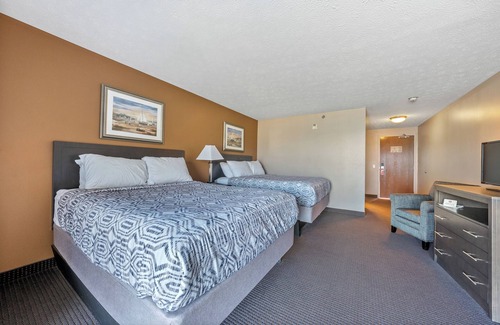 Put-in-Bay Hotel | Accessible 2 Queen Room at Put-in-Bay