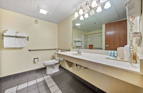 Put-in-Bay Hotel | Accessible 2 Queen Room at Put-in-Bay