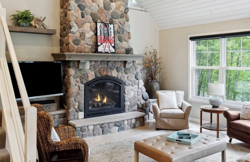Drummond House | Accommodates up to 14 guests, great location!