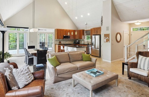 Drummond House | Accommodates up to 14 guests, great location!