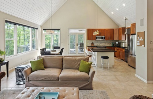 Drummond House | Accommodates up to 14 guests, great location!