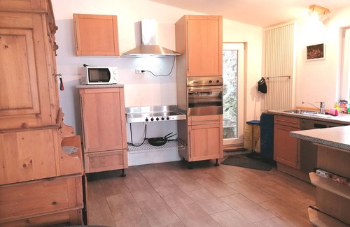 Neuerburg House | Accommodation for 6 guests with 3 bedrooms, 3 bathrooms & parking spaces