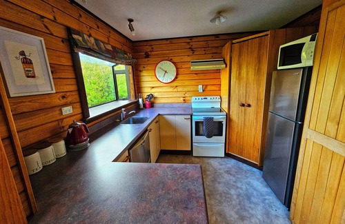 Hanmer Springs House | Acheron House: Cosy chalet, breathtaking views, pets welcome!