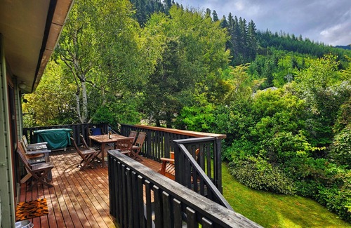 Hanmer Springs House | Acheron House: Cosy chalet, breathtaking views, pets welcome!