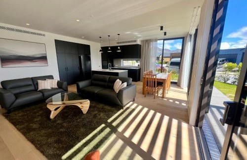 Wanaka Apartment | acomo at Alta - luxury home & stunning mountain views