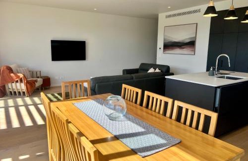 Wanaka Apartment | acomo at Alta - luxury home & stunning mountain views