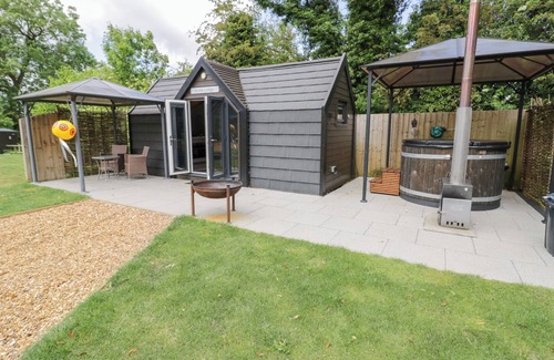Middleton Cheney Cottage | ACORN LODGE AT BRIDGE LAKE FARM & FISHERY, romantic in Chacombe