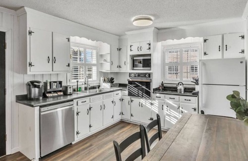 Dunean House | Acorn's Edge~ 2 Miles to Downtown Greenville!