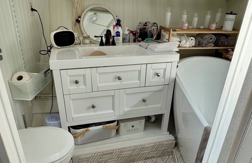 Sausalito Boat Rental | Acqua-suite. Experience luxury on the water in this amazing floating suite.
