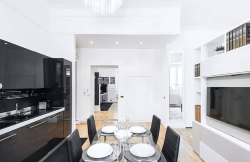 Washington Apartment | Acquileia - Stylish loft steps from Corso Magenta