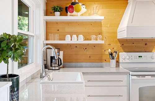 Leamington House | Across From Seacliff Beach & Park.The Perfect Lake getaway