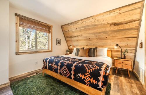 Florissant House | Acute Cabin Nature History Dog-Friendly Sauna