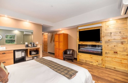 Estes Park Hotel | ADA King Room, AC, Fireplace, hot tub - Lodge 103