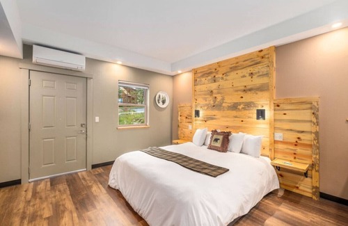 Estes Park Hotel | ADA King Room, AC, Fireplace, hot tub - Lodge 103