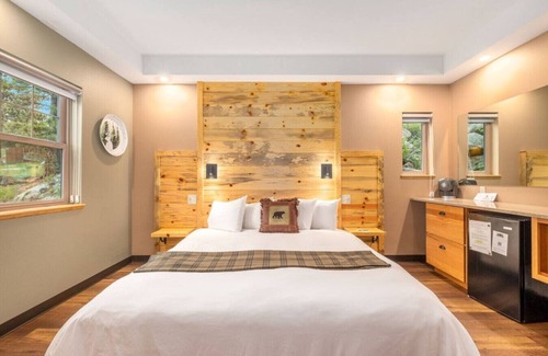 Estes Park Hotel | ADA King Room, AC, Fireplace, hot tub - Lodge 103