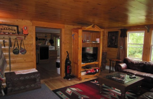 Hill Cottage | ADA & Pet friendly. Cozy 1 bedroom Cottage 1mile from ProfileWaterfall & Trails