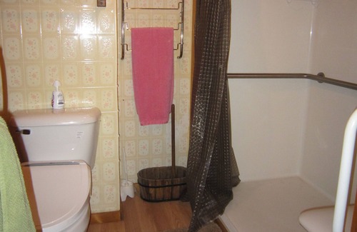 Hill Cottage | ADA & Pet friendly. Cozy 1 bedroom Cottage 1mile from ProfileWaterfall & Trails