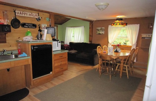 Hill Cottage | ADA & Pet friendly. Cozy 1 bedroom Cottage 1mile from ProfileWaterfall & Trails