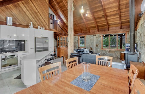 Porepunkah House | Adamantine Cottage in picturesque Porepunkah.