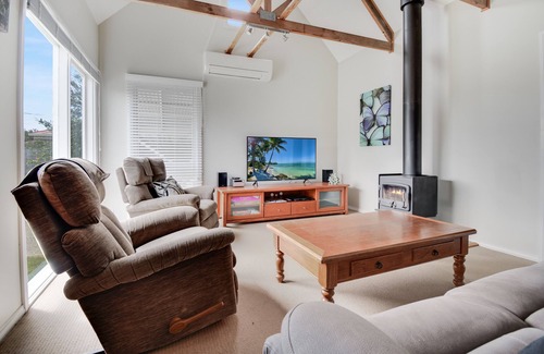 Indented Head House | Adams Retreat