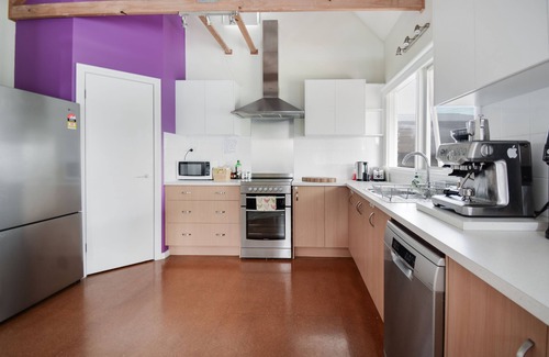 Indented Head House | Adams Retreat