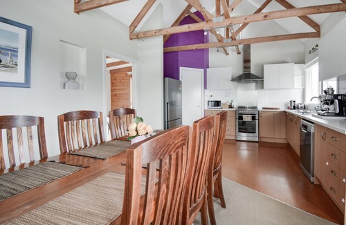 Indented Head House | Adams Retreat