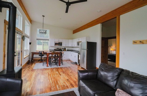 Leavenworth House | Addy Acres- Near hiking, snowshoeing, sled rides & Sleeping Lady Resort